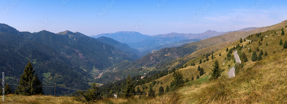 Foto panoramica d'estate sul Maniva a Brescia, Italia