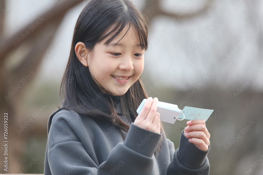 単語帳を使って勉強する女の子
