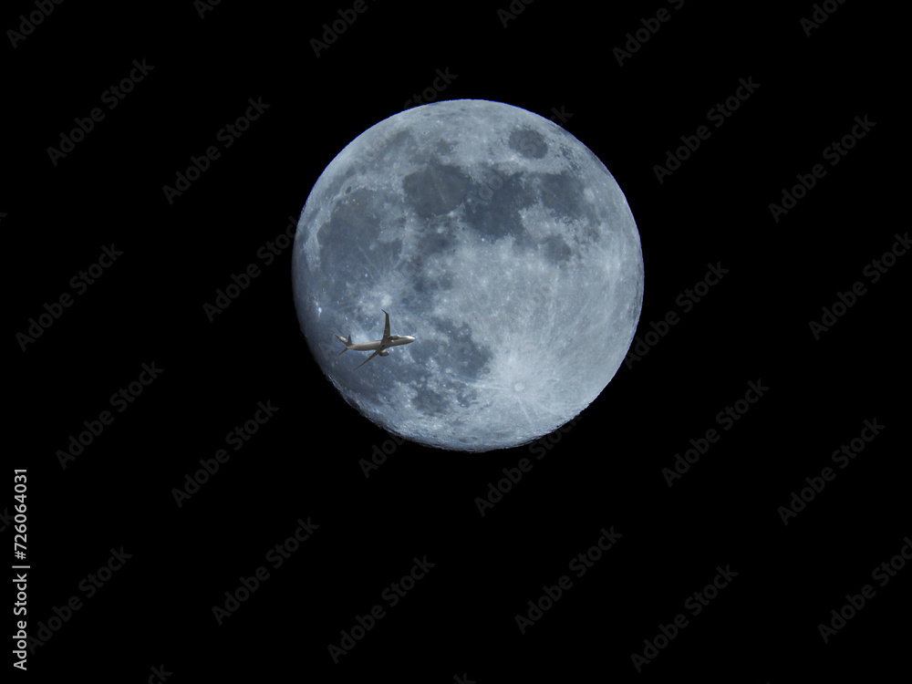 Obraz premium 満月に向かう飛行機