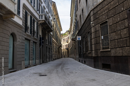 Scorcio di una strada di Milano, Italia © Falcon's