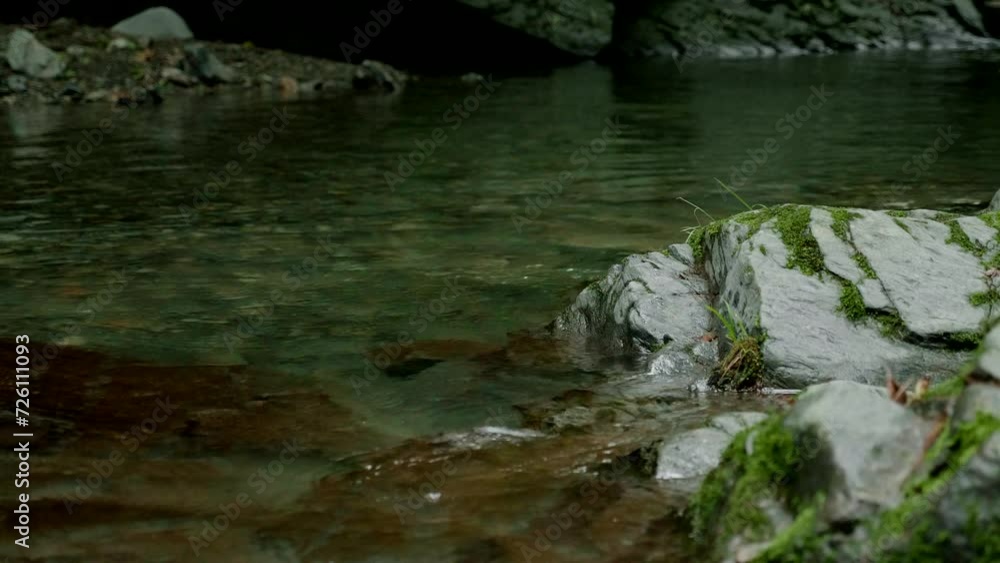 山間の川の早い流れと水しぶきを上げる自然の岩 アウトドア・キャンプ・登山・トレッキング 山間の川の早い流れと水しぶきを上げる自然の岩 アウトドア・キャンプ・登山・トレッキング