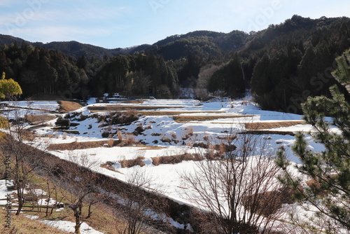 雪の残る町