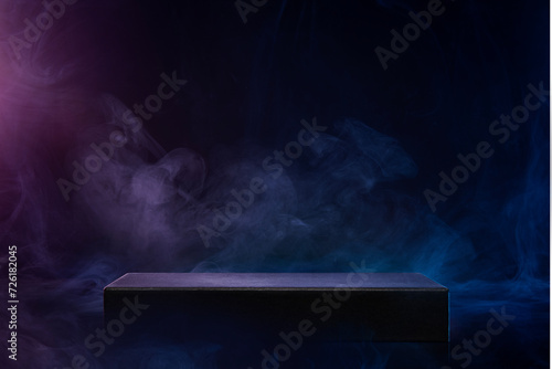 煙の立つ黒い空間にある四角い演壇 photo