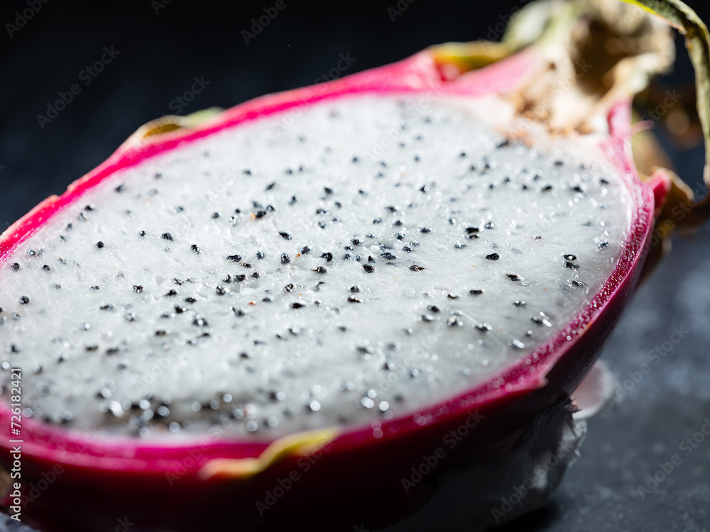 Obraz premium Dragon fruit cut in half