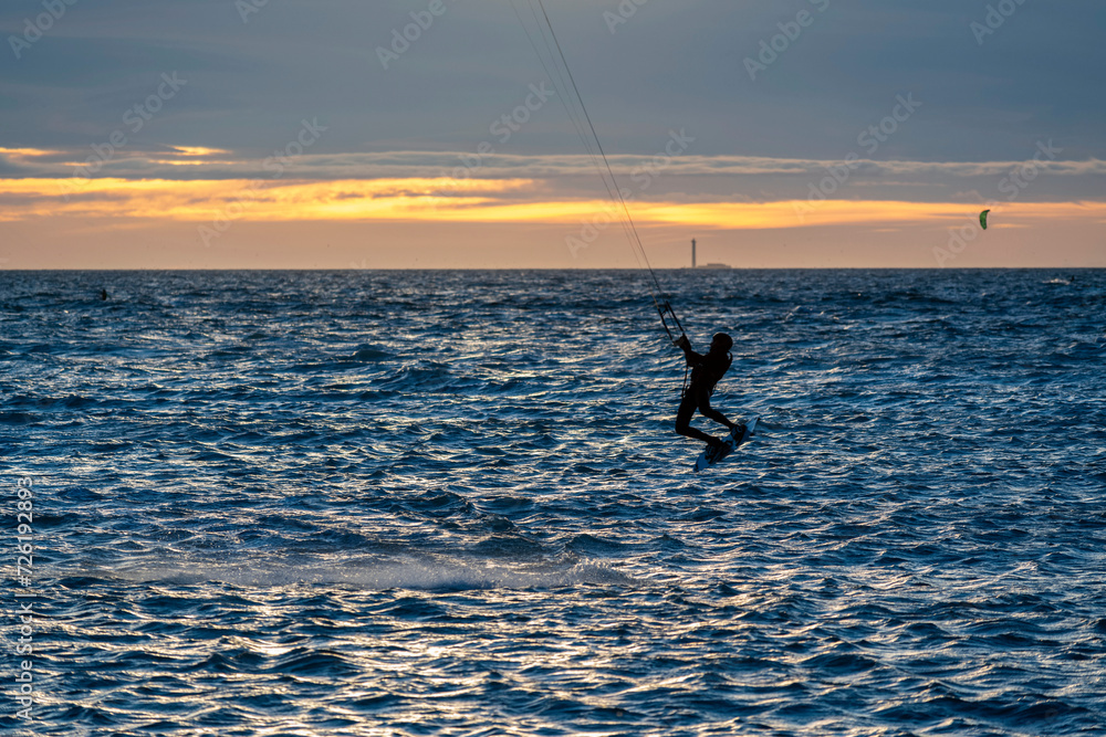 Kitesurf au crépuscule