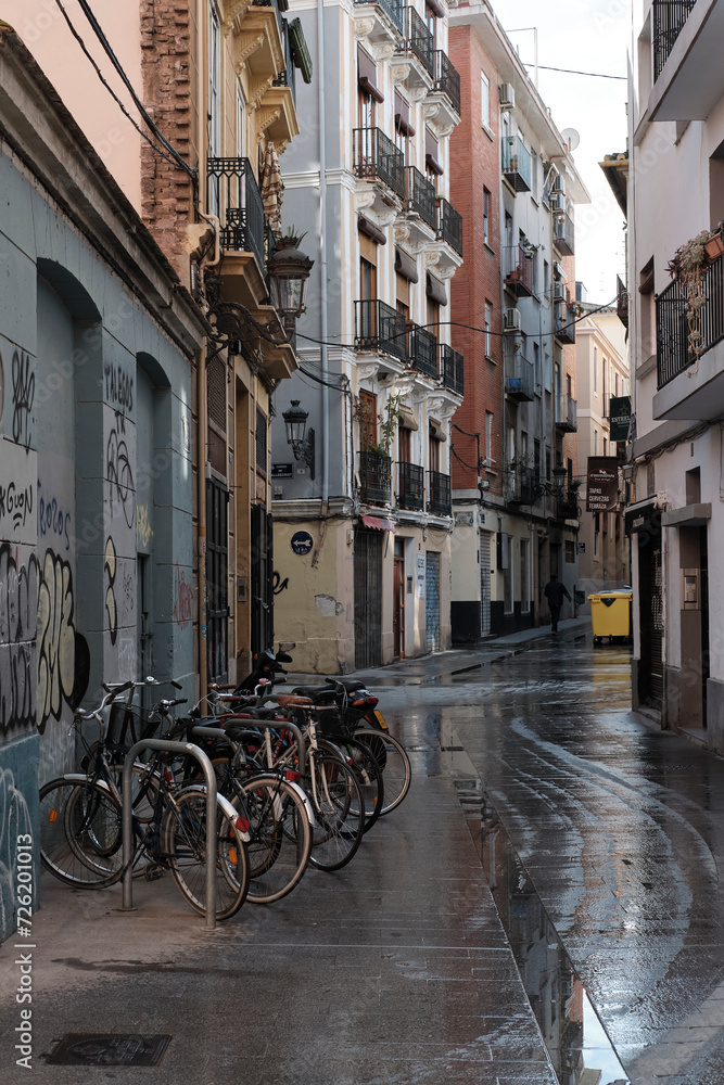 Calle con bicicletas del casco antiguo de Valencia, en el Barrio del Carmen Calle con bicicletas del casco antiguo de Valencia, en el Barrio del Carmen