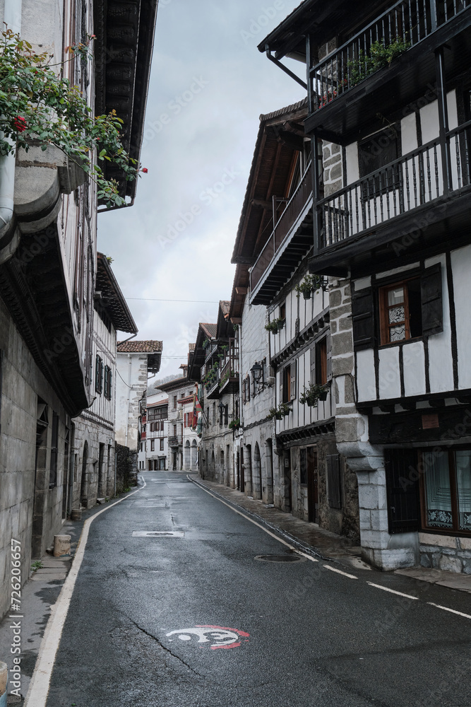 Una de las calles del casco antiguo de Lesaka en el norte de Navarra