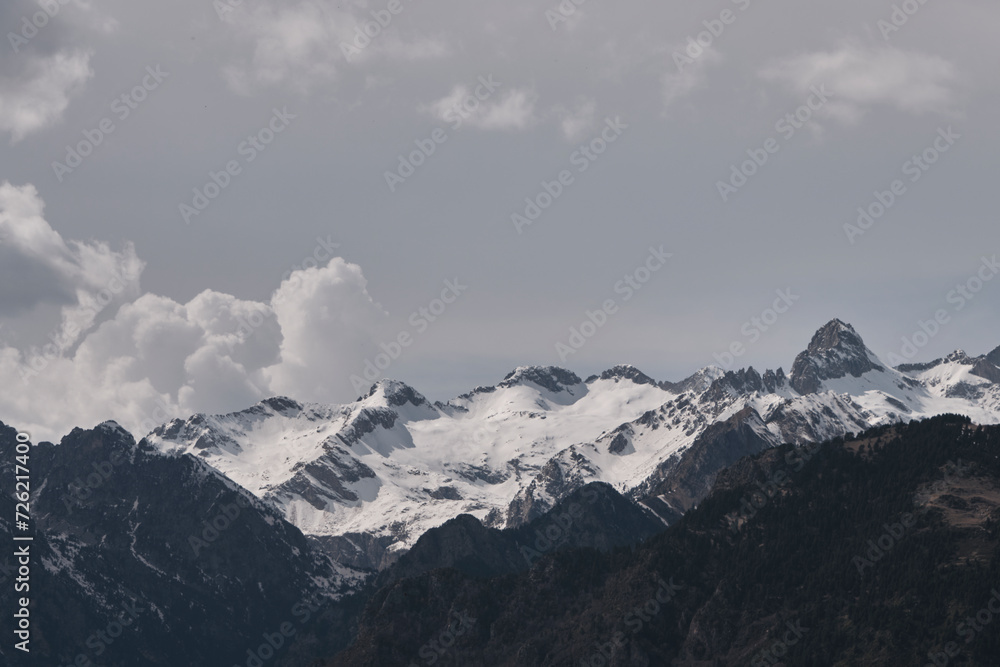 Paisaje de montañas nevadas en el Pirineo aragonés