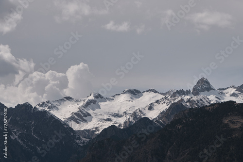 Paisaje de montañas nevadas en el Pirineo aragonés © korgan75