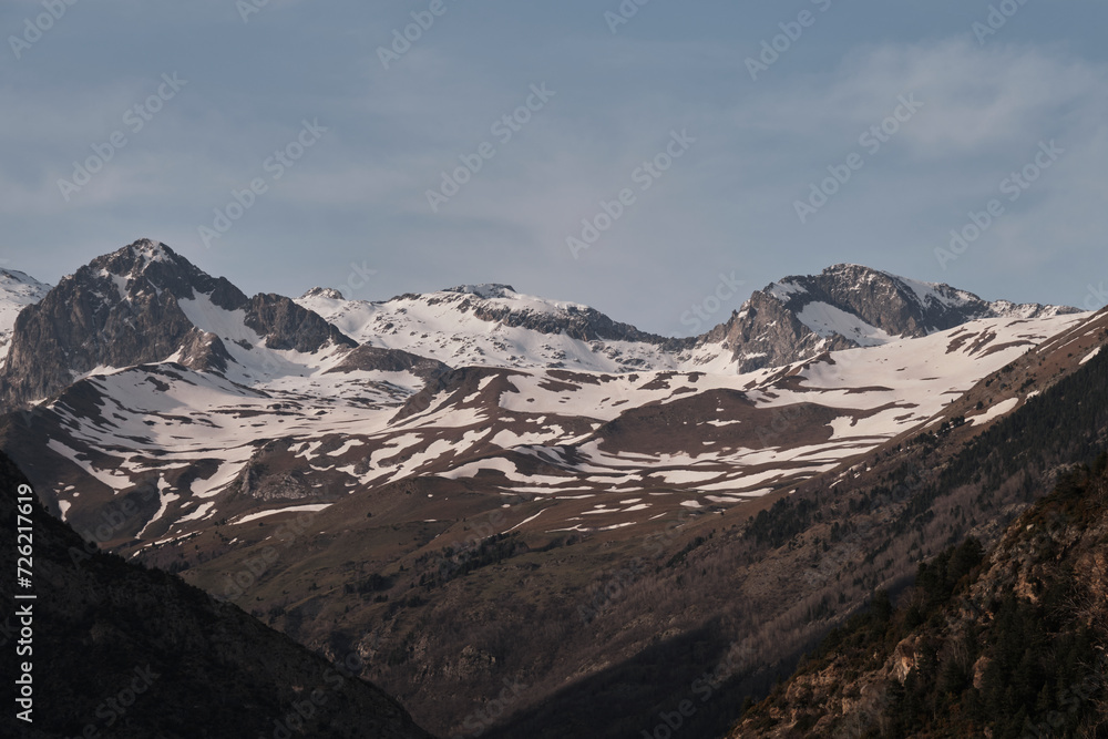 Paisaje de unas montañas nevadas en el Pirineo aragonés 