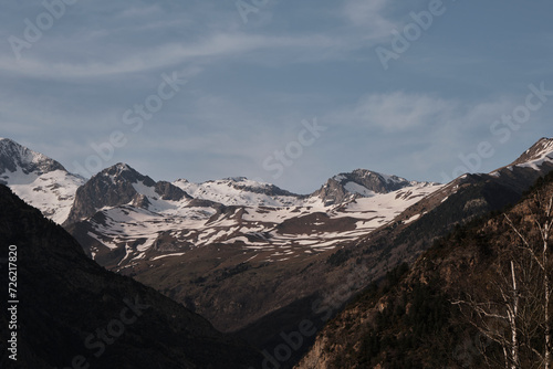 Paisaje de montañas nevadas en el Pirineo Aragones © korgan75