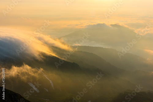 白山の朝日に雲海が光る