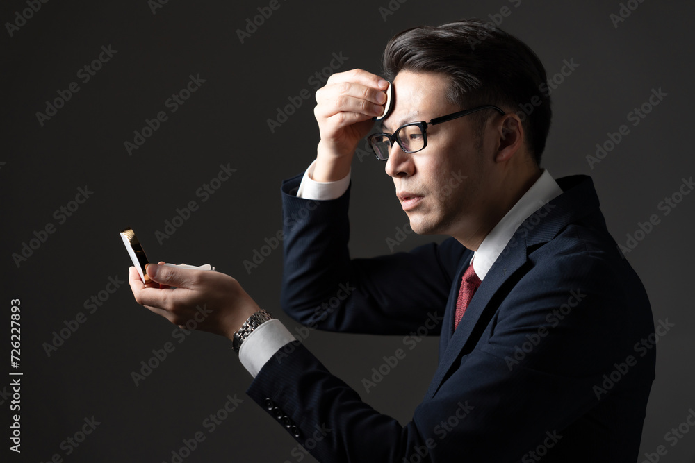 メイクをする男性 メイクをする男性