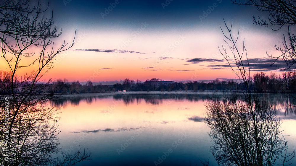 Reflet du lever de jour sur le lac