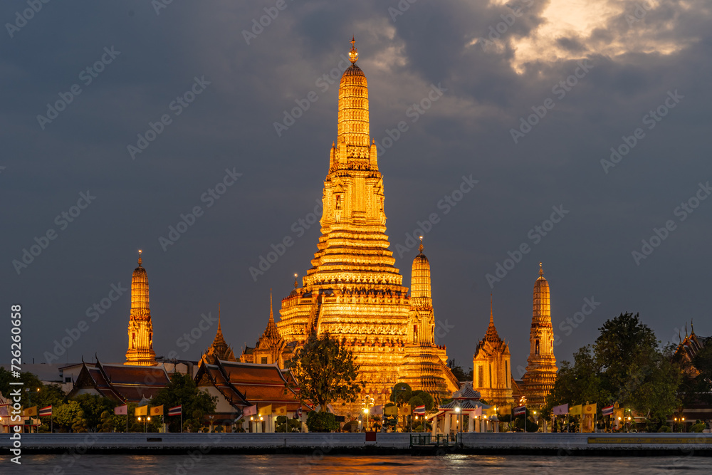 Fototapeta premium Wat Arun at dusk