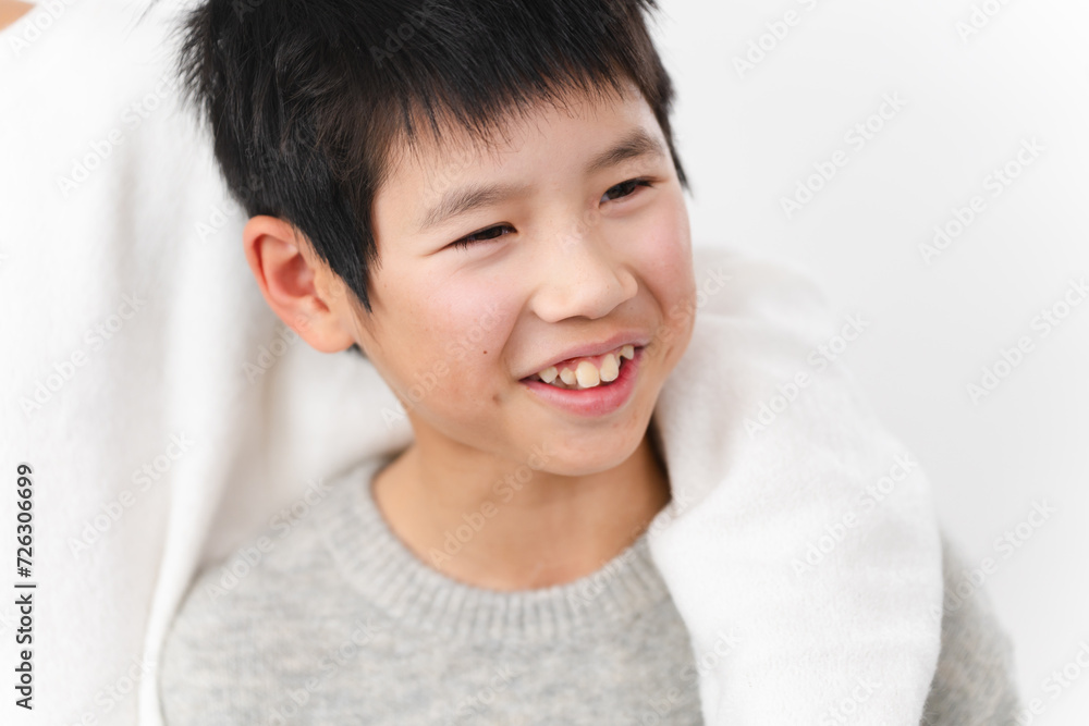 私服姿の小学生と中学生の男性 ライフスタイルイメージ 私服姿の小学生と中学生の男性 ライフスタイルイメージ