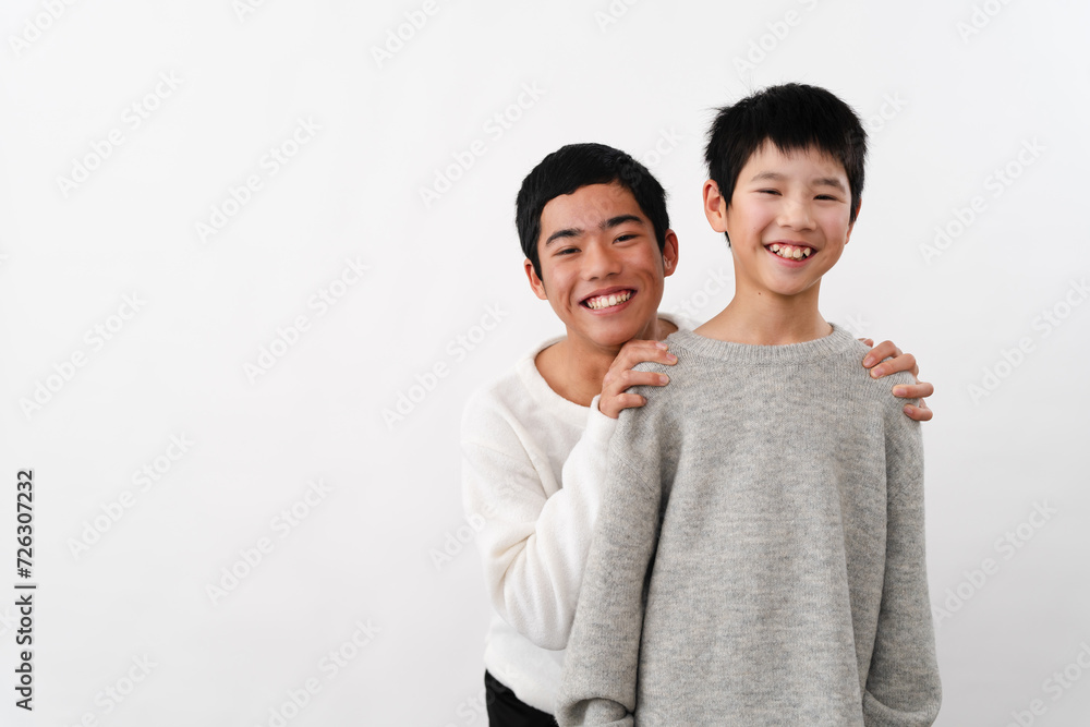 私服姿の小学生と中学生の男性 ライフスタイルイメージ 私服姿の小学生と中学生の男性 ライフスタイルイメージ
