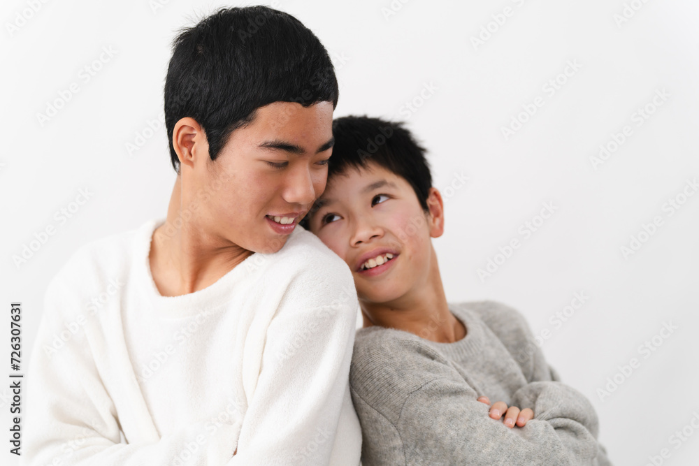 私服姿の小学生と中学生の男性　ライフスタイルイメージ