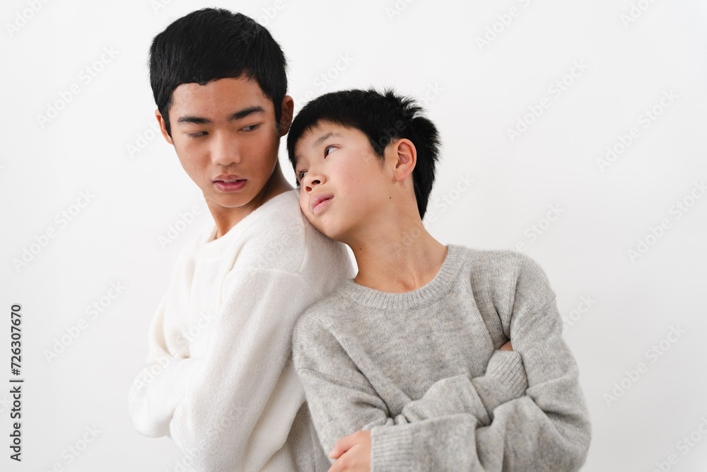 私服姿の小学生と中学生の男性 ライフスタイルイメージ 私服姿の小学生と中学生の男性 ライフスタイルイメージ