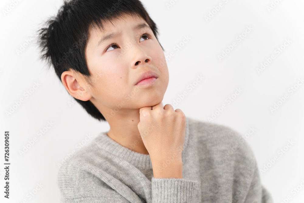 私服姿の小学生の男の子　ライフスタイルイメージ