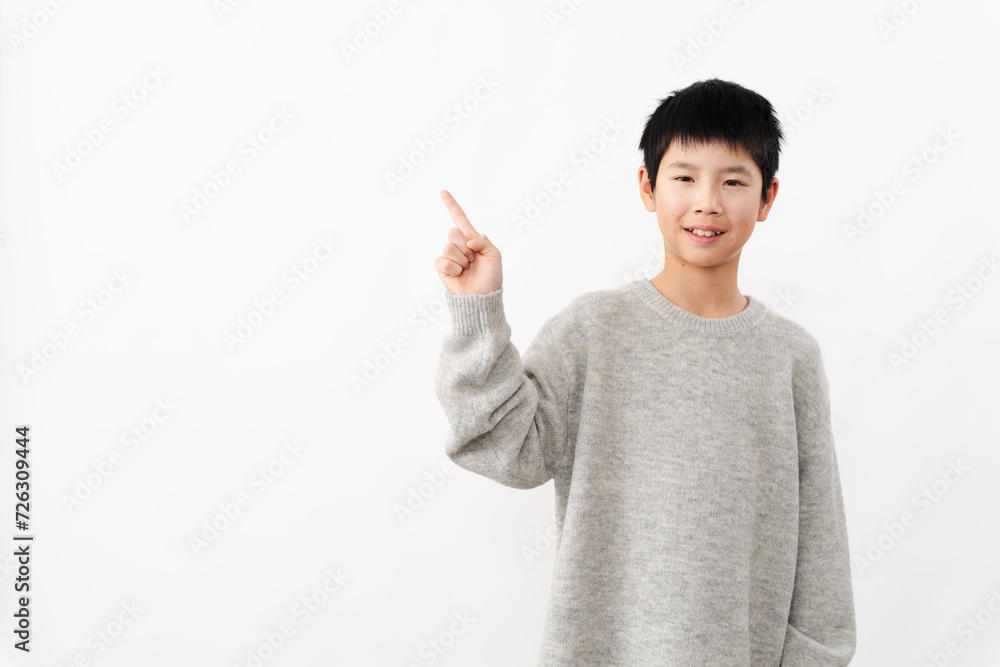 私服姿の小学生の男の子 ライフスタイルイメージ 私服姿の小学生の男の子 ライフスタイルイメージ