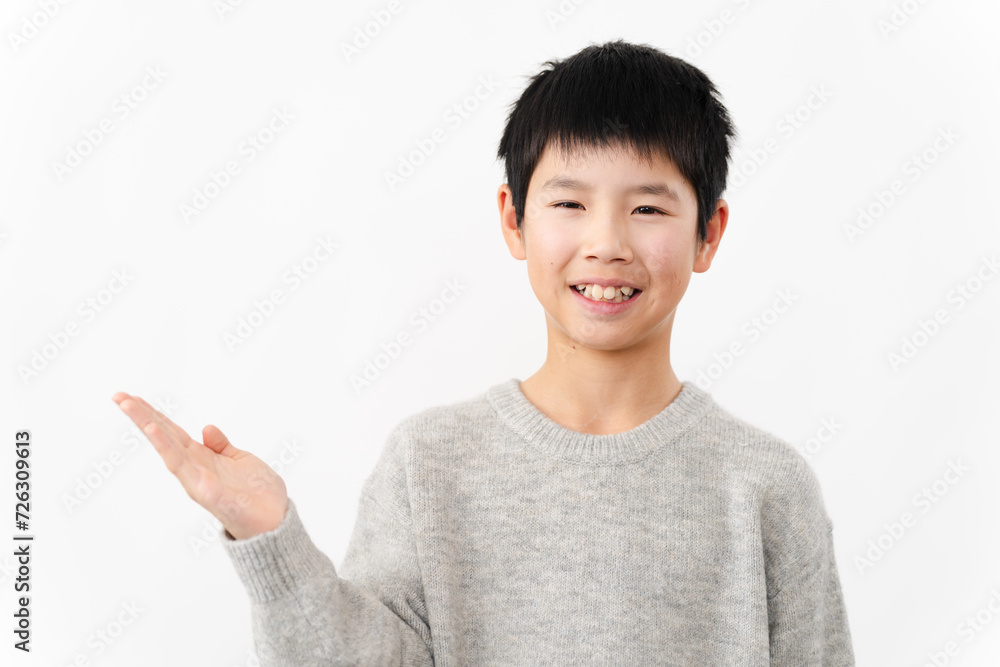 私服姿の小学生の男の子 ライフスタイルイメージ 私服姿の小学生の男の子 ライフスタイルイメージ