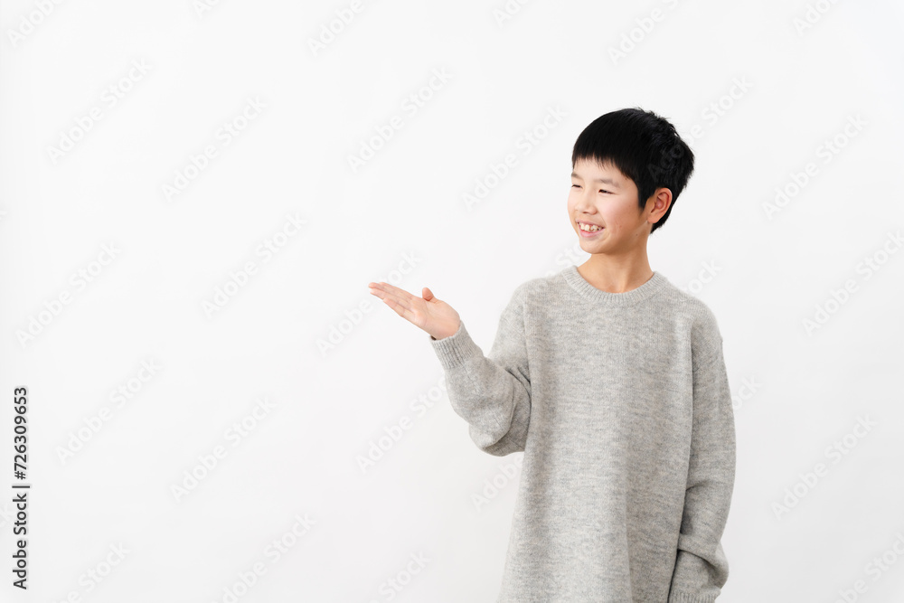 私服姿の小学生の男の子 ライフスタイルイメージ 私服姿の小学生の男の子 ライフスタイルイメージ