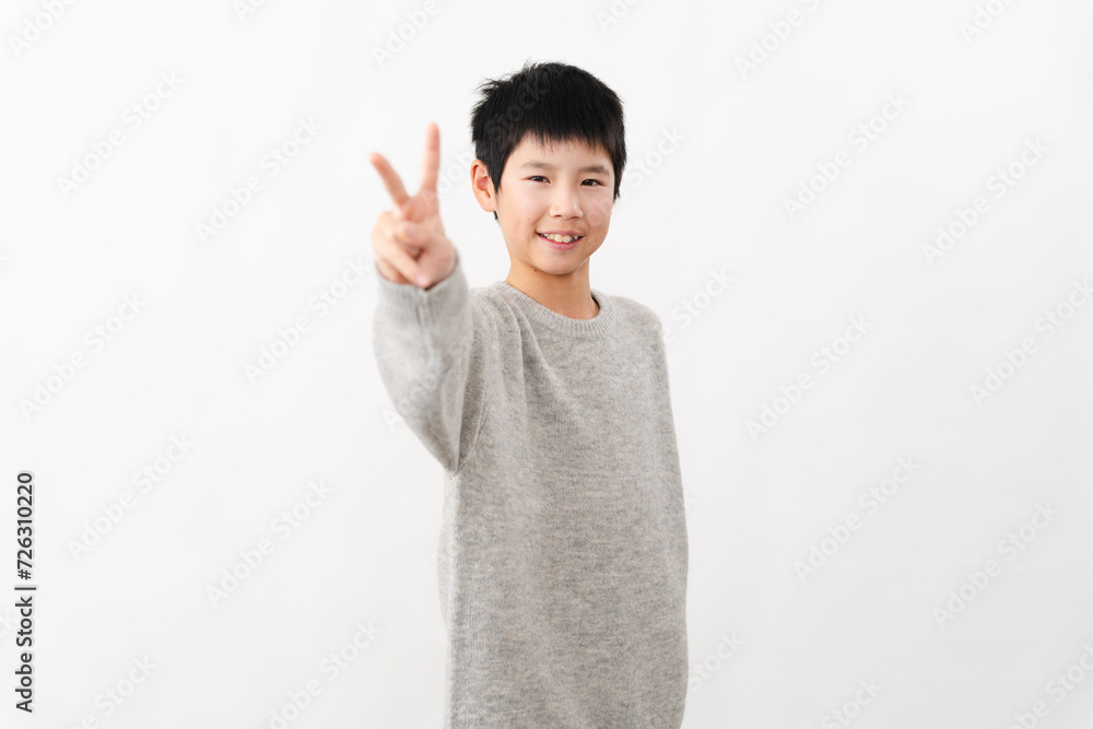 私服姿の小学生の男の子 ライフスタイルイメージ 私服姿の小学生の男の子 ライフスタイルイメージ