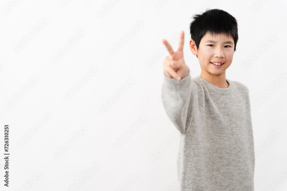 私服姿の小学生の男の子　ライフスタイルイメージ