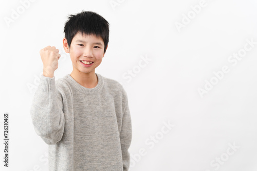 私服姿の小学生の男の子　ライフスタイルイメージ