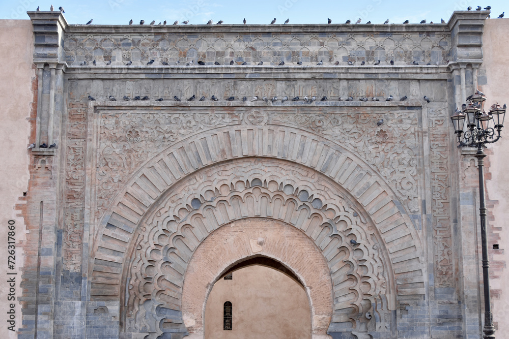 Obraz premium Keyhole Arch Gate to Old Marrakech Kasbah, Medium Shot