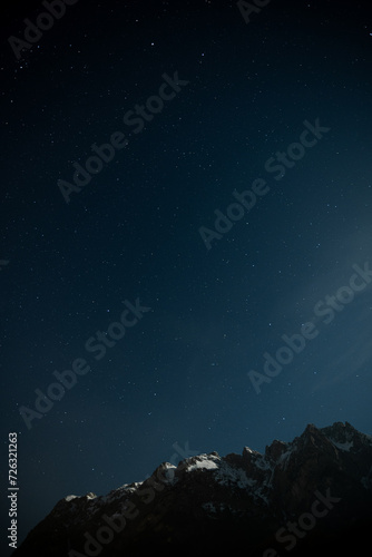 Nacht in den Bergen. Klarer Sternenhimmel über den Alpen