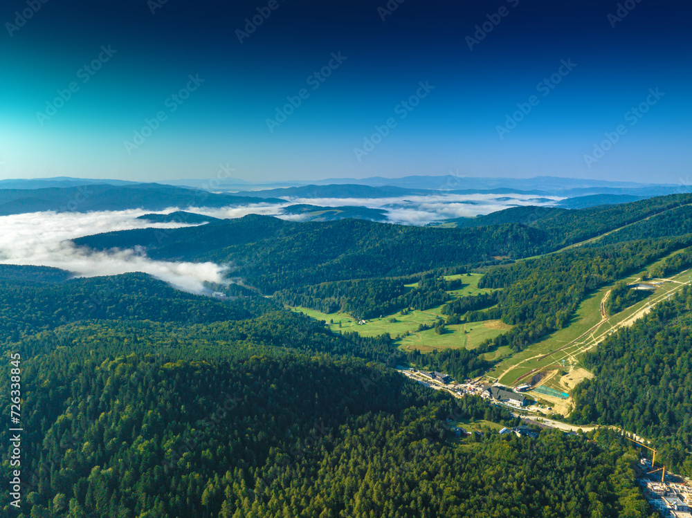 Fototapeta premium Lot z mgłami nad Słotwinami w Krynicy-Zdroju wczesną jesienią.