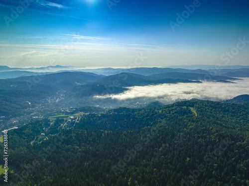 Lot z mgłami nad Słotwinami w Krynicy-Zdroju wczesną jesienią. © rogozinski