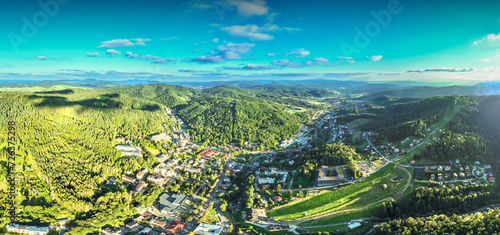 Fototapeta Naklejka Na Ścianę i Meble -  Lot nad centrum Krynicy-Zdroju latem o zachodzie słońca. Piękne krajobrazy.