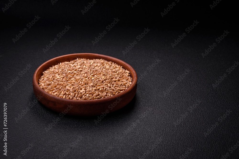 Large grains of wheat porridge are brown in color when raw Large grains of wheat porridge are brown in color when raw