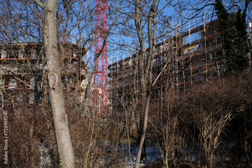 Bäume vor Baustelle