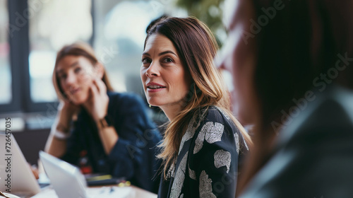 Mulher empresária participando de uma reunião no escritório 