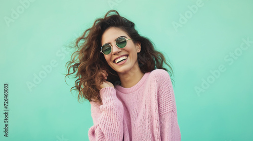 Mulher jovem de cabelo marrom feliz isolada no fundo verde photo