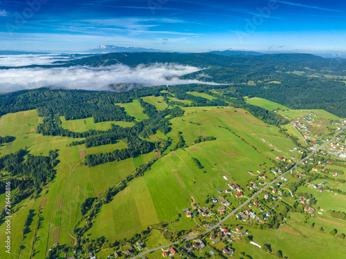 Fototapeta Naklejka Na Ścianę i Meble -  Lot nad Mochnaczką Wyżną wczesną jesienią w młgach.