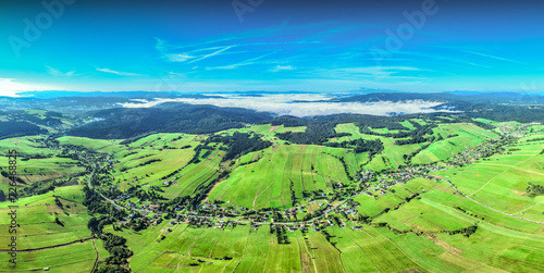 Fototapeta Naklejka Na Ścianę i Meble -  Lot nad Mochnaczką Wyżną wczesną jesienią w młgach.