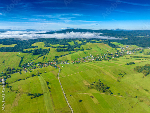 Fototapeta Naklejka Na Ścianę i Meble -  Lot nad Mochnaczką Wyżną wczesną jesienią w młgach.