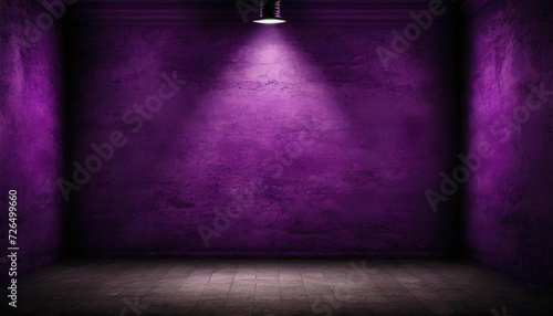 Bühne, Frontaler Blick auf eine lila vintage Betonwand mit Spotlicht an der Decke
