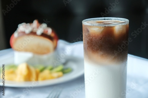 Obraz na płótnie close up of Ice coffee in glass w salonie