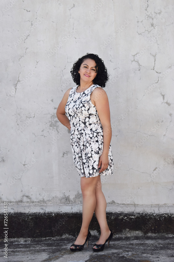 Chica joven Guatemalteca usando un vestido corto, muy bella, sonriente y feliz. Chica joven Guatemalteca usando un vestido corto, muy bella, sonriente y feliz.