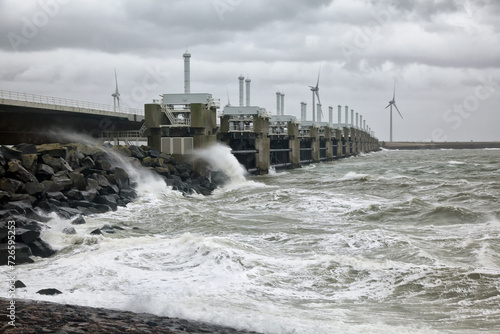 Oosterscheldekering in Zeeland, Nederland is een waterkering die bij hoogwater of storm gesloten kan worden zodat het binnenland beschermt word tegen overstroming