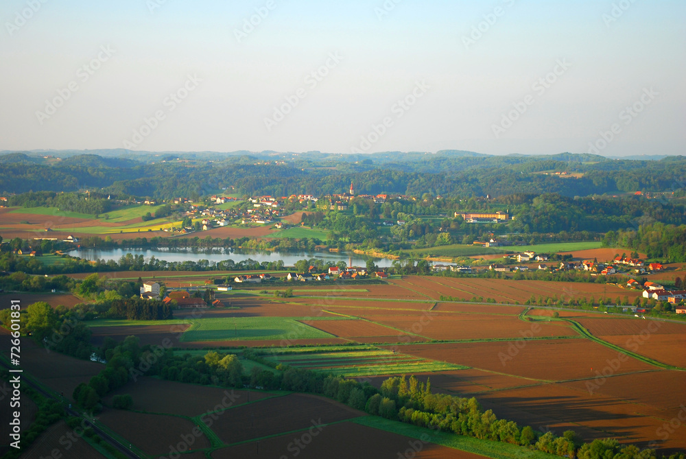 Die ersten Sonnenstrahlen über dem steirischen Hügelland.