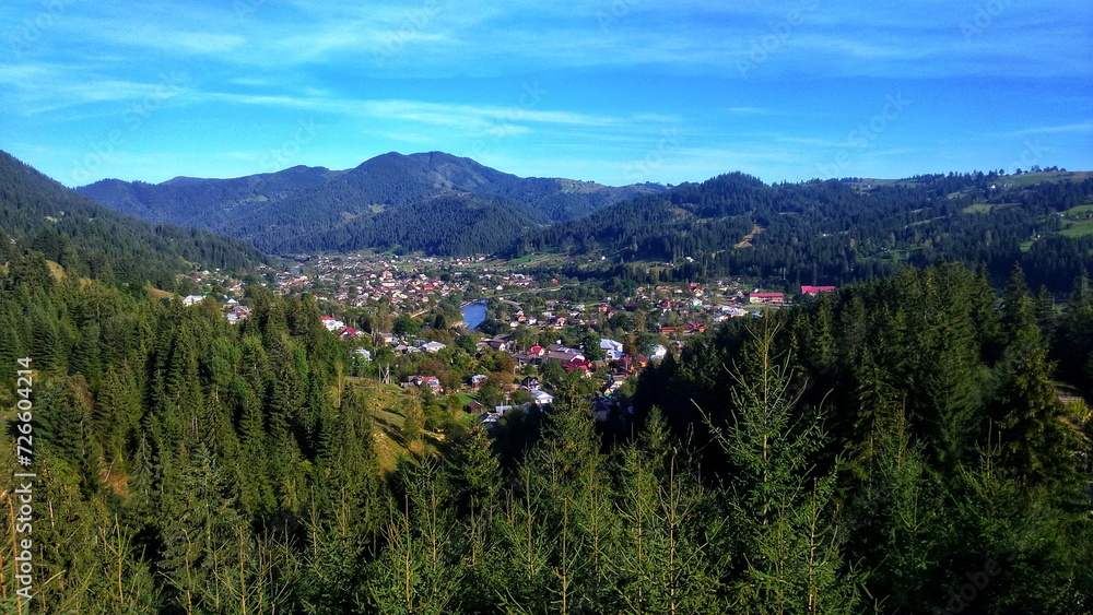 Fototapeta premium Green mountain town