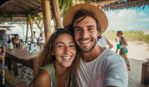 Um jovem casal sorrindo com uma paisagem de praia  ao fundo photo