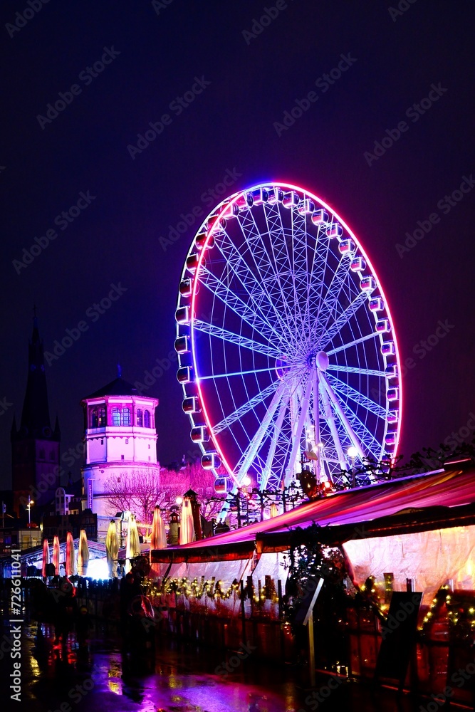 Riesenrad in Düsseldorf am Rhein als Nachtaufnahme